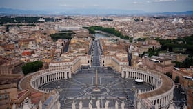 Una vista general tomada desde la cúpula de la basílica de San Pedro muestra la plaza de San Pedro y la Via della Conciliazione, en el Vaticano, el 3 de mayo de 2025. (Foto de Dimitar DILKOFF / AFP)