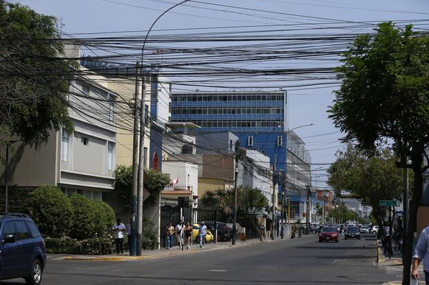 Maraña de cables aéreos en Av. Petit Thouars con Calle La Florida, San Isidro. Foto: Fernando Sangama