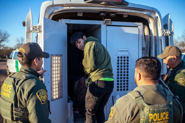 Un menor no acompañado se sube a una camioneta de la Patrulla Fronteriza cerca de la carretera el 4 de febrero de 2024 en las afueras de Eagle Pass, Texas. (Foto de SERGIO FLORES / AFP)