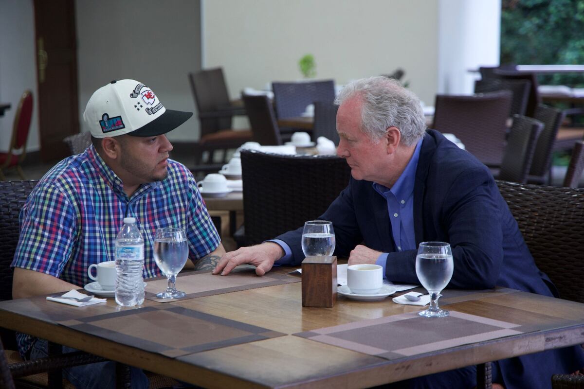 El senador demócrata estadounidense Chris Van Hollen durante una reunión con Kilmar Ábrego García, en San Salvador, El Salvador, el 17 de abril de 2025. (Foto de X @ChrisVanHollen vía EFE)