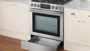 ¿Para qué sirve el cajón inferior del horno?: no es solo para guardar sartenes