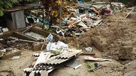 Escombros causados por un derrumbe debido a fuertes lluvias en Santiago Texacuangos (El Salvador). La cifra de fallecidos por las fuertes lluvias que afectan a El Salvador desde hace una semana llegó a 19 este viernes, según informó el titular de la Dirección General de Protección Civil, Luis Amaya. Foto: EFE/ Rodrigo Sura