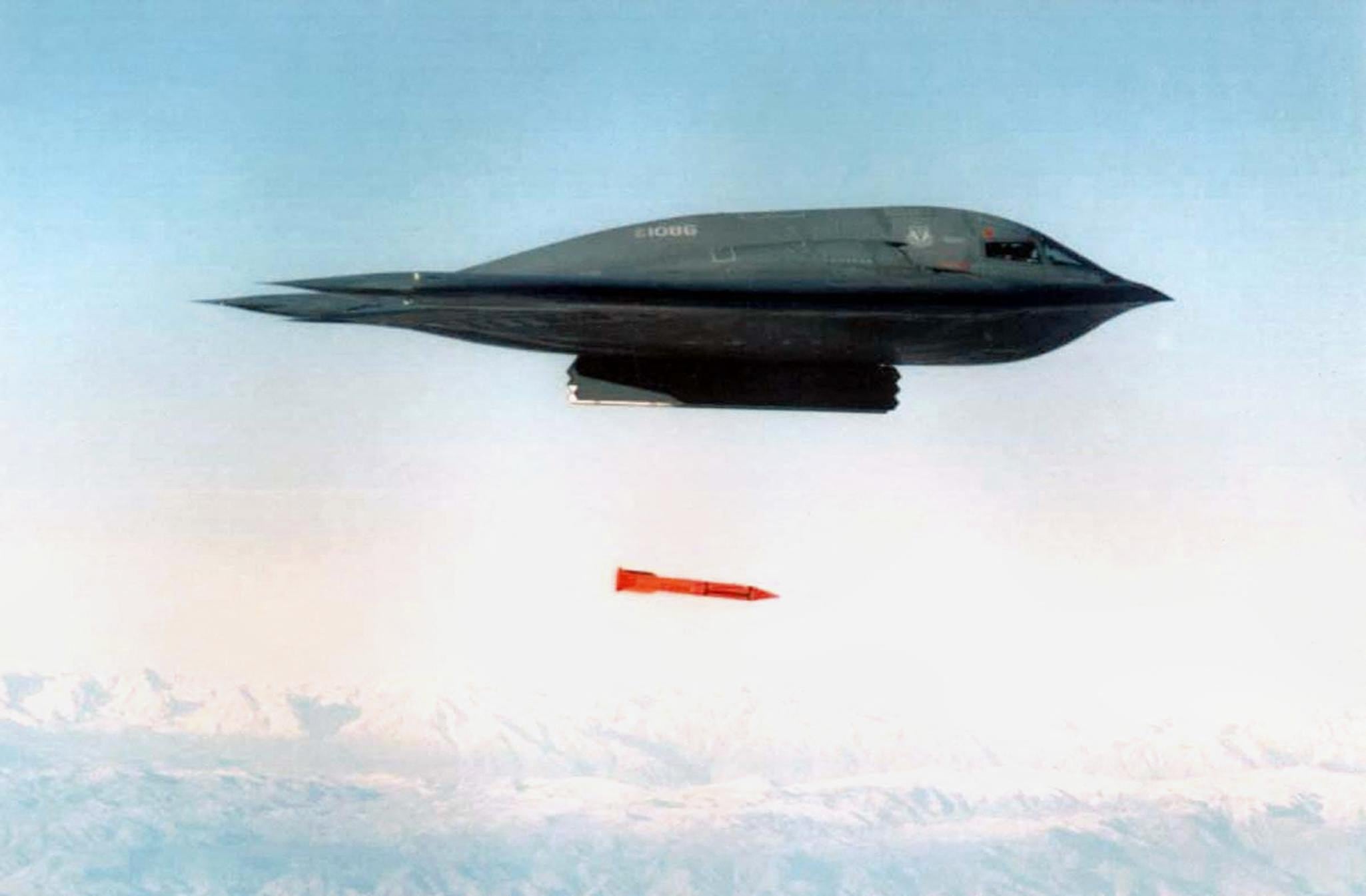 Una imagen de archivo sin fecha muestra un bombardero B-2 Spirit lanzando un casquillo de bomba B61-11 desde un lugar desconocido. (Foto por DOD / AFP).
