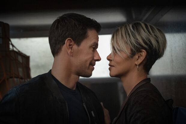 Mark Wahlberg es Mike McKenna y Halle Berry es Roxanne Hall en "El sindicato".