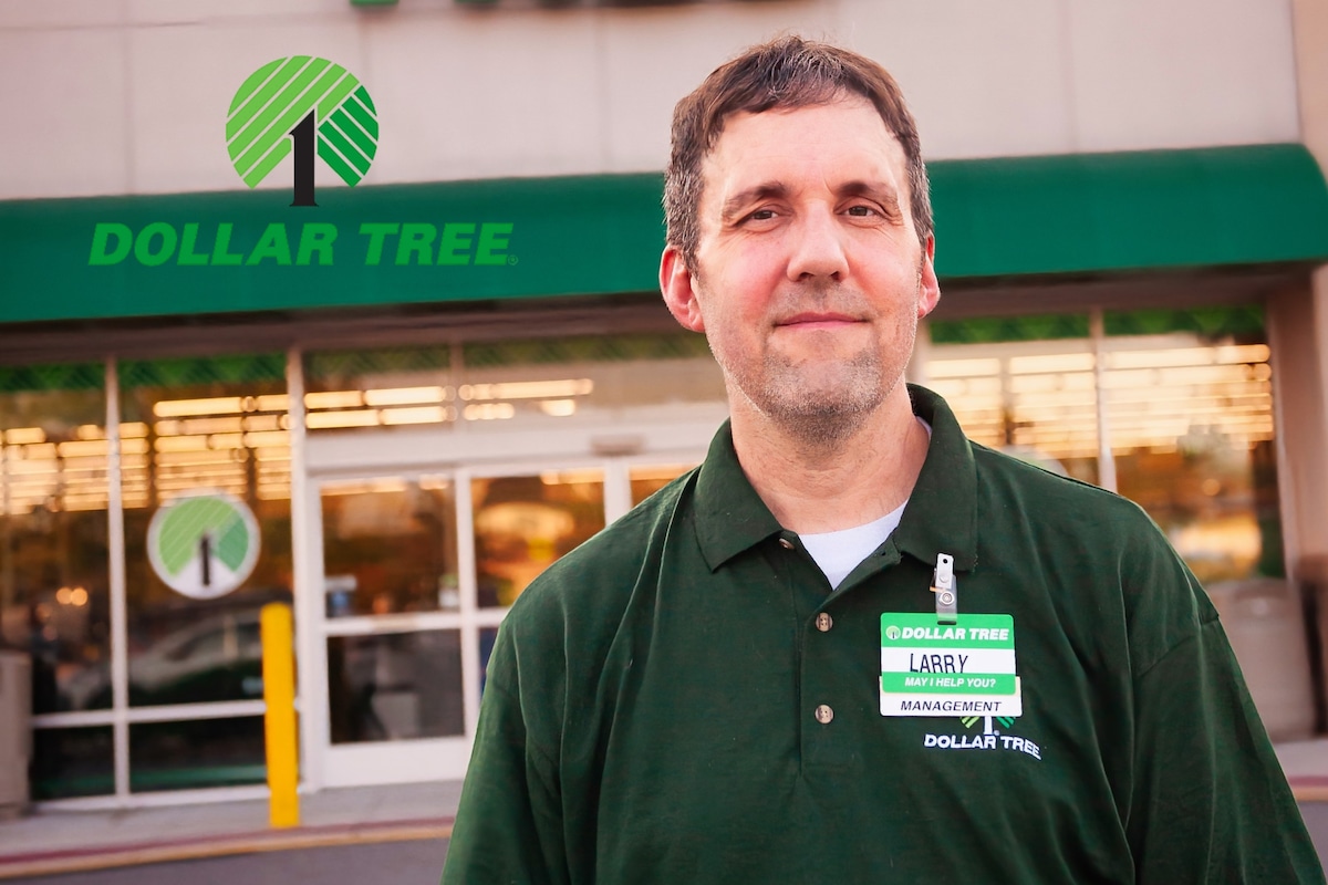 Un trabajador de Dollar Tree en las afueras de una tienda (Foto: Dollar Tree)