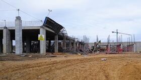 Los efectos de un ataque con explosivos donde se construye la cárcel del 'Encuentro', en Santa Elena, Ecuador, el 25 de diciembre de 2024. (Foto de la Fiscalía de Ecuador)