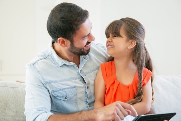 Pequeñas palabras de aliento pueden hacer una gran diferencia. Decirle “Es normal sentir nervios, pero confío en ti” o “Estoy aquí para apoyarte en lo que necesites” puede ayudarlo a sentirse más seguro y acompañado en este proceso.