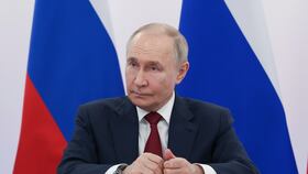El presidente ruso, Vladimir Putin, celebra una reunión del consejo directivo de la fundación "Talento y Éxito" en el Territorio Federal Sirio, en la región de Krasnodar, Rusia, el 19 de mayo de 2025. (Foto de EFE/EPA/VYACHESLAV PROKOFYEV)