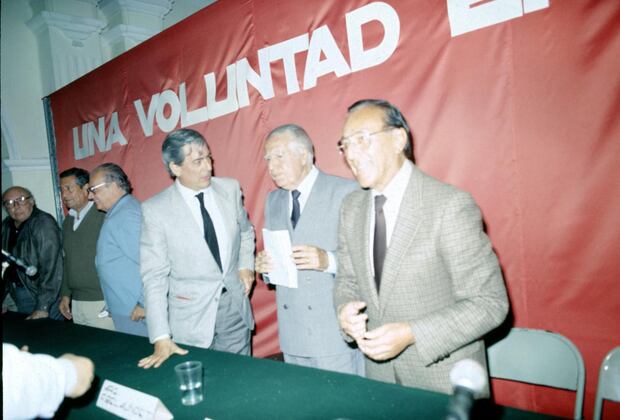 Acompañan a Vargas Llosa el expresidente Belaunde, de Acción Popular, y el exalcalde de Lima Bedoya Reyes, del PPC. (Foto: Archivo histórico de El Comercio)