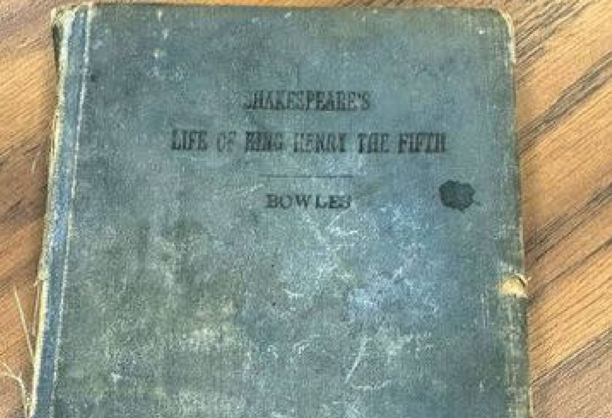 El ejemplar de Life of King Henry the Fifth de William Shakespeare. (Paterson Public Library)