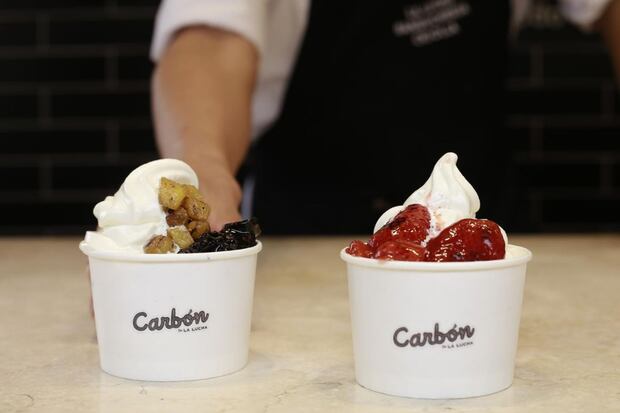 Helados de jalea de chicha morada con piña y membrillo y de fresa. Las frutas fueron previamente asadas en la parrilla.