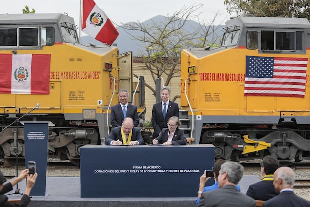 El alcalde Rafael López Aliaga firmó el acuerdo con la operadora ferroviaria Caltrain. La firma contó con la presencia del secretario de Estado Anthony Blinken y el ministro de Transportes, Raúl Pérez Reyes.