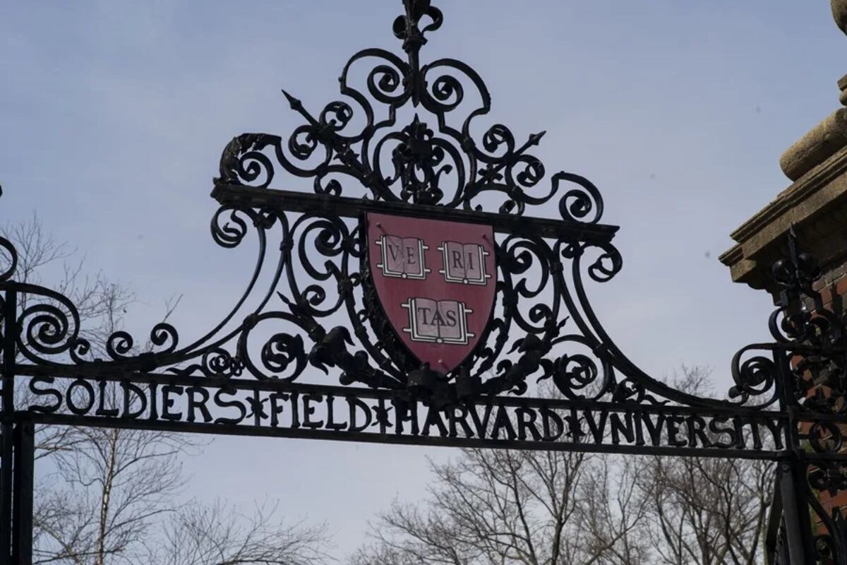 Fotografía del escudo de Harvard en una de las puertas del campus de la universidad, en Massachusetts. (Foto: EFE)