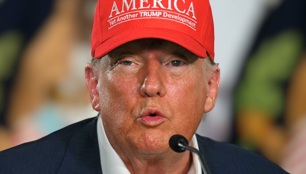El gobierno de Donald Trump busca quitarle la ciudadanía a ciertos inmigrantes naturalizados que hayan cometido ciertos delitos (Foto: AFP)