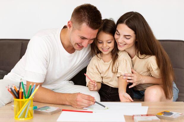 Los niños aprenden observando a los adultos que les rodean. Por ello, es importante que los padres sepan cómo manejar sus propias emociones de manera saludable.