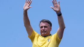 El expresidente de Brasil, Jair Bolsonaro, saluda a sus partidarios durante una manifestación en Río de Janeiro, Brasil, el 16 de marzo de 2025. (Foto de Pablo PORCIUNCULA / AFP)