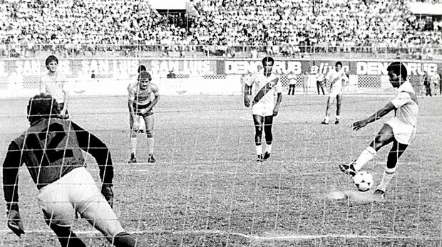 SELECCION PERUANA DE FUTBOL ELIMINATORIAS ESPANA 1982.
EN LA IMAGEN: JULIO CESAR URIBE PATEA UN PENAL