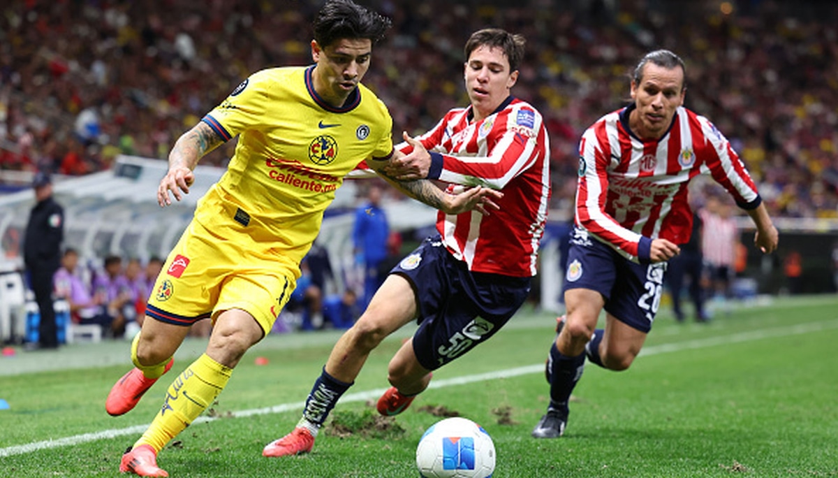 Chivas y América se miden por la fecha 11 de la Liga MX desde el Estadio AKRON de Guadalajara. (Foto: Getty Images)