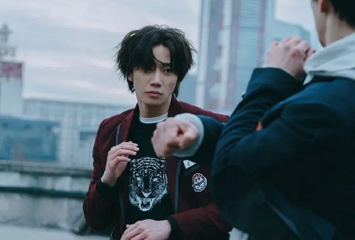 Choi le ofreció a Geum Seong-je (Lee Jun-young) ser el reemplazo de Baek‑jin al final de la temporada 2 de "Un héroe débil" (Foto: Netflix)
