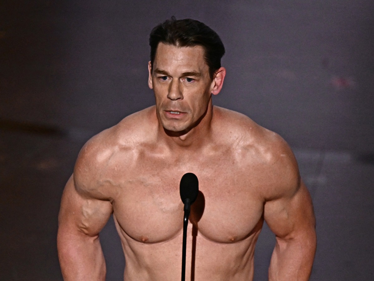 John Cena salió al escenarios de los Premios Oscar sin, aparentemente, ropa alguna (Foto: AFP)