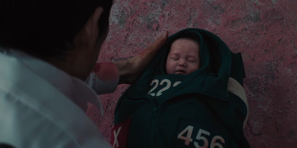 Gi-hun (Lee Jung-jae) se sacrifica para salvar a la bebé/ Jugadora 222 y demostrar que al humanidad no está perdida al final de la temporada 3 de "Squid Game" (Foto: Netflix)
