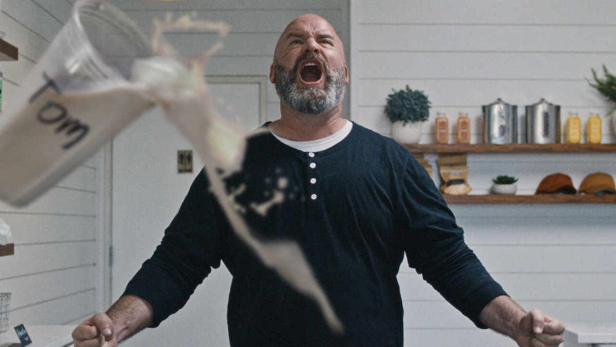El actor Tom Segura asume varios roles en la serie de comedia "Bad Thoughts" (Foto: Netflix)