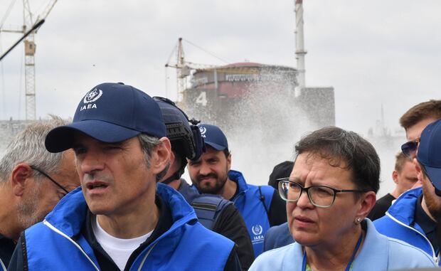 Rafael Grossi (izquierda) visita la planta de energía nuclear Zaporiyia, el 15 de junio del 2023. (Foto: AFP).