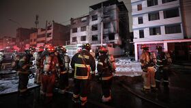 Incendio en San Borja dejó dos bomberos heridos. (Foto: Joel Alonzo/ @photo.gec)
