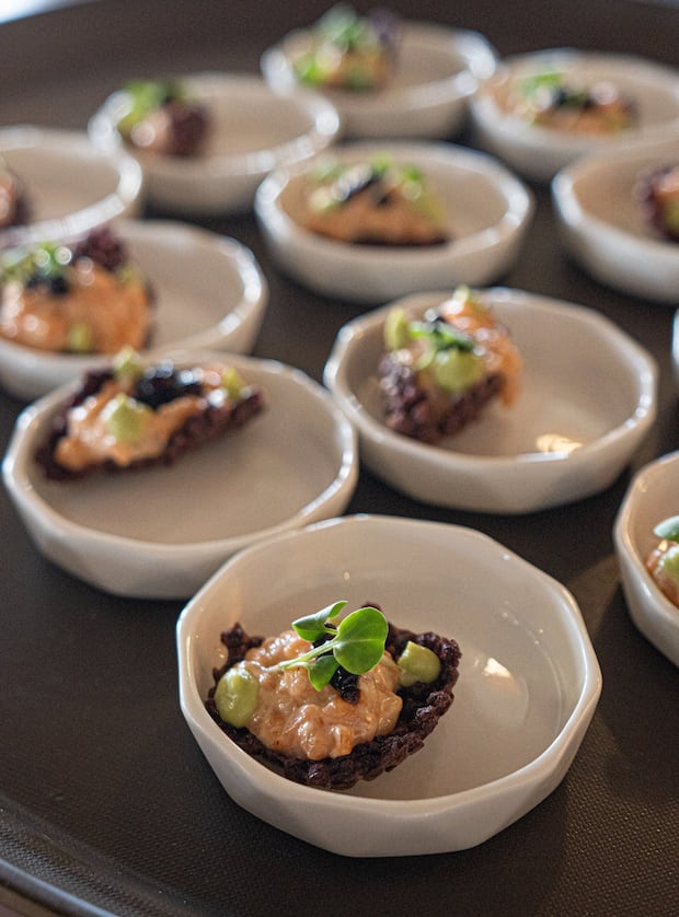 Suflado de tapioca y tartare de salmón. (Foto: Aranwa Paracas)