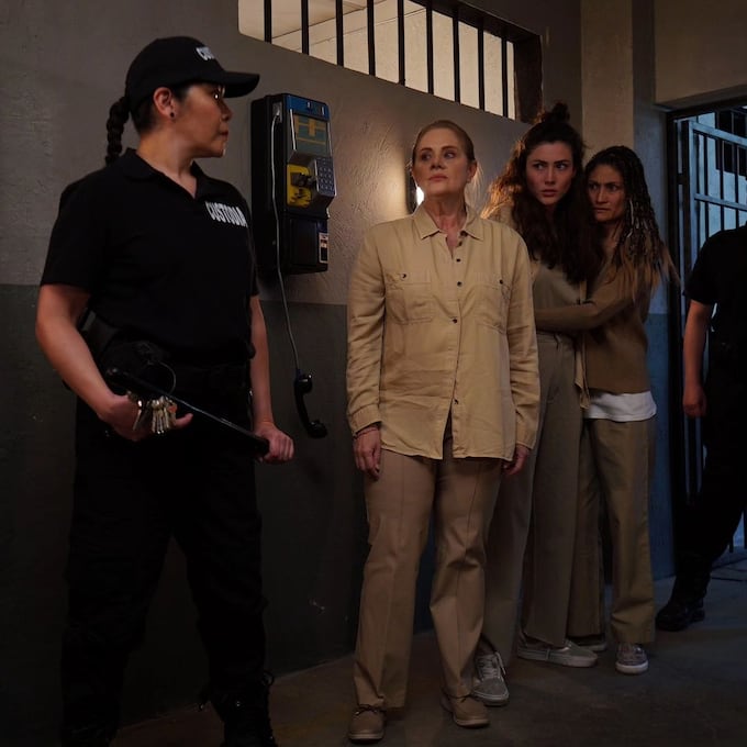 Erika Buenfil interpreta a Martha Pineda "La Superiora" en "Fugitivas: En busca de la libertad" (Foto: TelevisaUnivision)