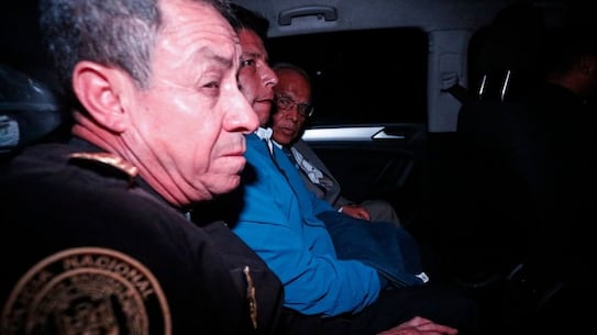 Esposado, Pedro Castillo sale de la prefectura para ser trasladado hacia la Diroes para cumplir su detención.