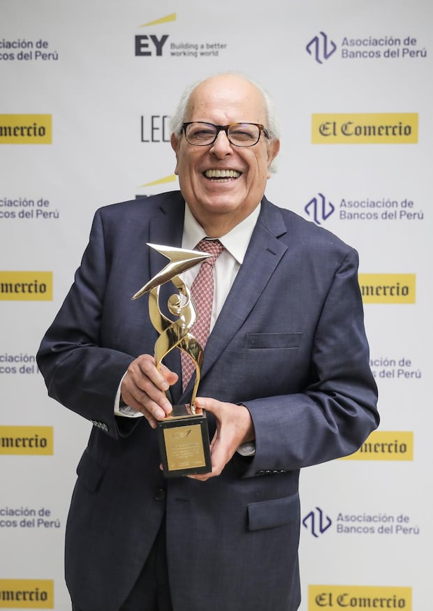 Julio Velarde, presidente del BCR, recibe reconocimiento por parte de los premios Líderes Empresariales del Cambio. (Foto: Joel Alonzo)
