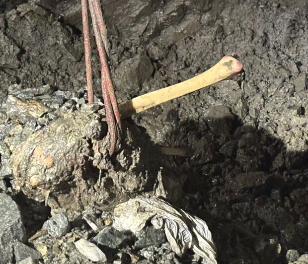 Restos encontrados por la PNP en el socavón de Pataz.
