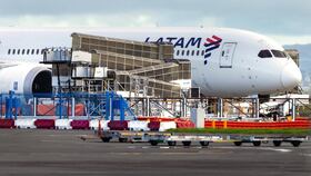Un avión Boeing 787 Dreamliner de LATAM Airlines. (Foto de BRETT PHIBBS / AFP)