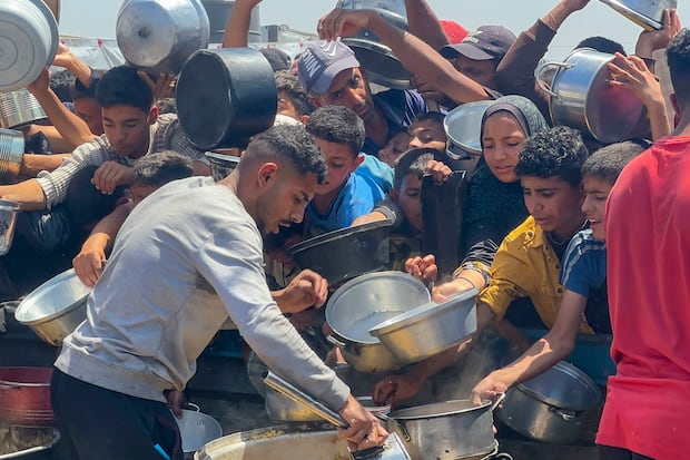 El miedo a morir de hambre es una realidad que empieza, cada vez más, a acorralar a la población gazatí sin acceso a comida ante el veto impuesto por Israel a la entrada de camiones con ayuda humanitaria, desde hace ya más de un mes, y que se ve obligada a aferrarse a los pocos comedores benéficos todavía operativos en el enclave palestino para poder sobrevivir. EFE/ Ahmad Awad