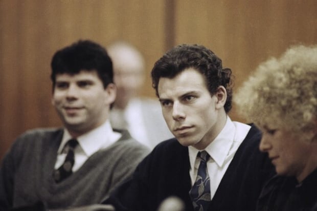 Lyle, a la izquierda, y Erik Menéndez se sientan con la abogada defensora Leslie Abramson en el Tribunal Municipal de Beverly Hills, el 26 de noviembre de 1990. (Foto AP/Nick Ut, Archivo).