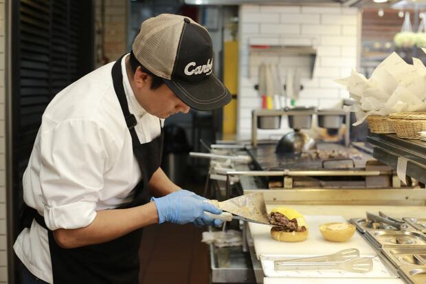 Carbón y su cocina con concepto abierto.