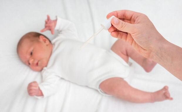 La suplementación se administra en gotas, y debe evitarse junto con la leche para una mejor absorción. Su duración suele extenderse hasta los 12-18 meses, con controles médicos periódicos.