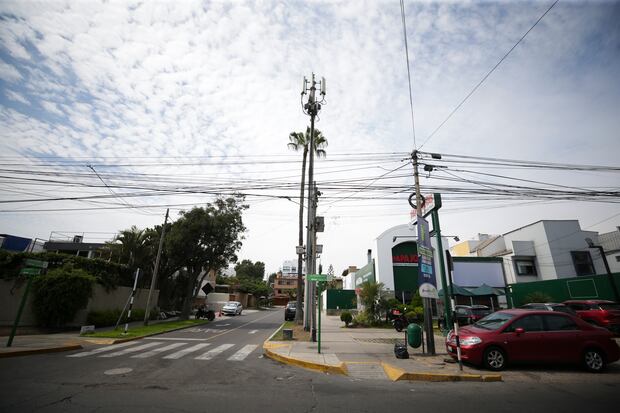 Maraña de cables en el cruce de la Av. Benavides con la calle Arteaga, Surco. Foto: César Bueno.
