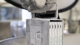 Las células madre son células fundamentales y únicas de nuestro organismo, que pueden replicarse y evolucionar hasta convertirse en otros tipos celulares especializados, como células hepáticas, cutáneas o nerviosas.