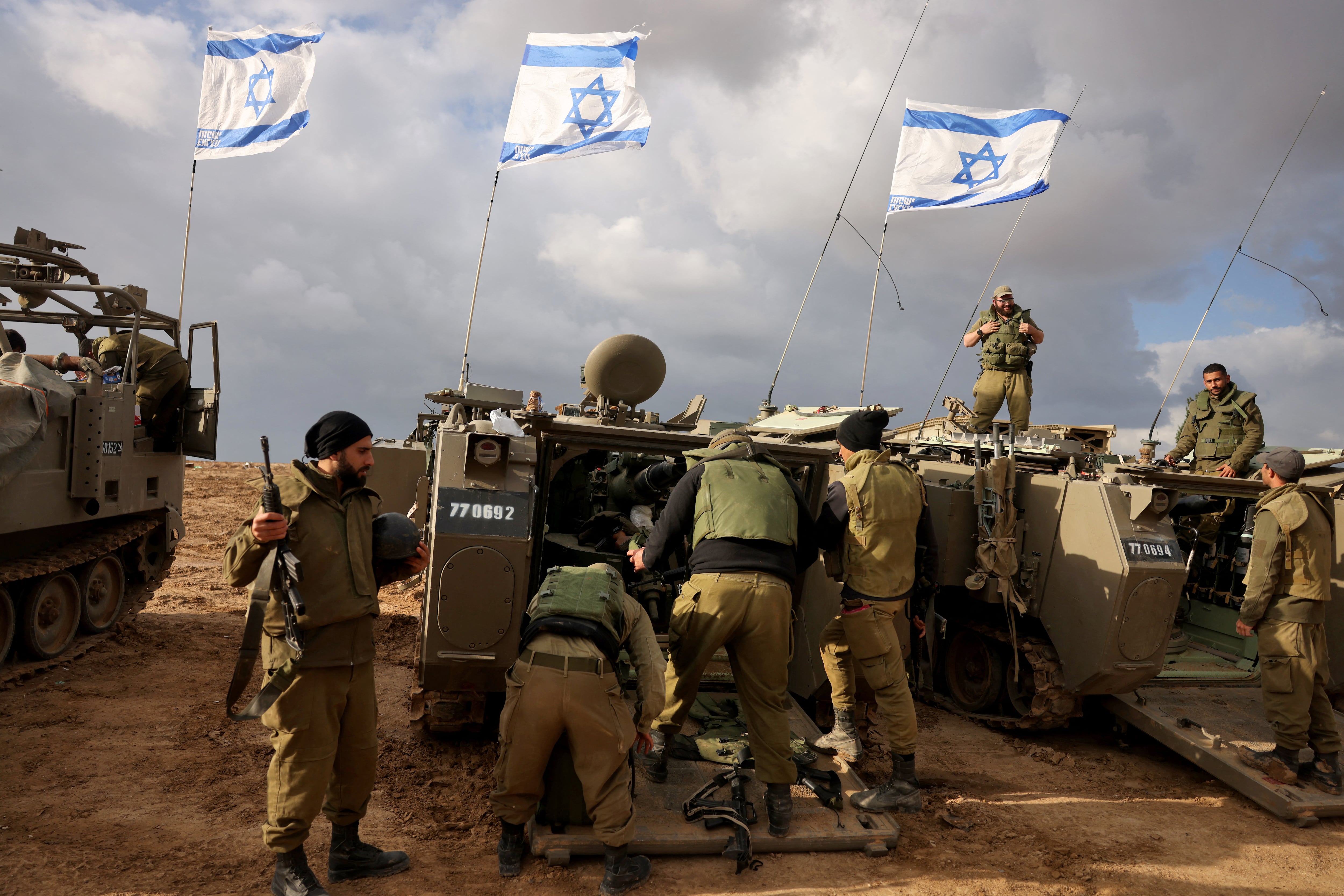 Los soldados israelíes se despliegan cerca de la frontera sur de Israel con la Franja de Gaza el 20 de noviembre de 2023, en medio de batallas en curso contra el grupo militante palestino Hamas. (Foto de Menahem KAHANA / AFP).