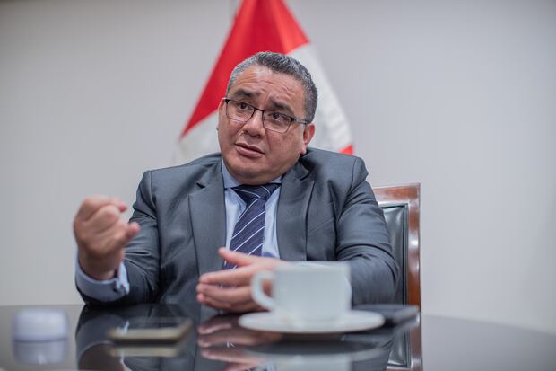 El Comercio conversó en exclusiva con el ministro del Interior, Juan José Santivañez, tras la revelación de audios que presuntamente lo vinculan.