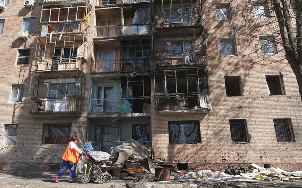 Una mujer pasa junto a un edificio dañado por los ataques ucranianos en Kursk el 16 de agosto de 2024, tras la ofensiva de Ucrania en esa región occidental rusa. (Foto de TATYANA MAKEYEVA / AFP).