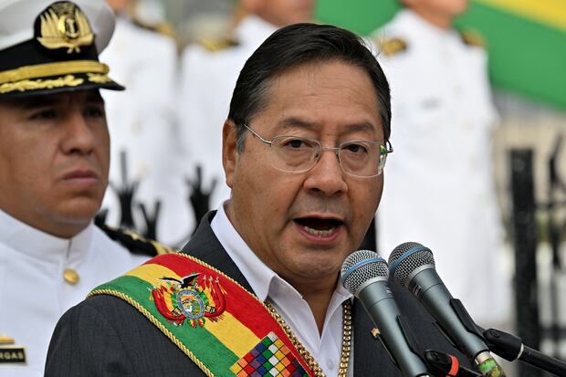 El presidente de Bolivia, Luis Arce, habla durante la conmemoración del 146.º aniversario de la Batalla de Calama, durante una guerra de cuatro años con Chile en la que Bolivia perdió su acceso al mar, el 23 de marzo de 2025. (Foto de AIZAR RALDES / AFP).
