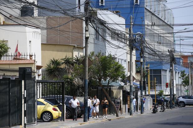 Maraña de cables aéreos en Av. Petit Thouars con Calle La Florida (San Isidro). Foto: Fernando Sangama.