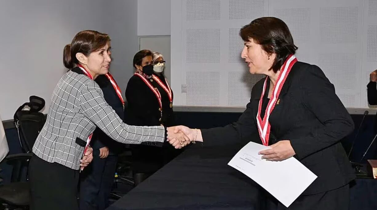 La ex fiscal de la Nación Patricia Benavides (izquierda) es investigada es por la fiscal suprema Delia Espinoza (derecha)