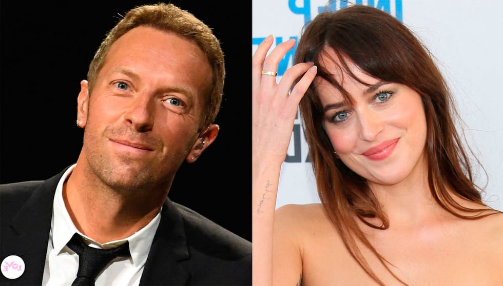 Chris Martin y Dakota Johnson está comprometidos, y aunque no hay fecha de boda, ellos lucen muy enamorados (Foto: AFP