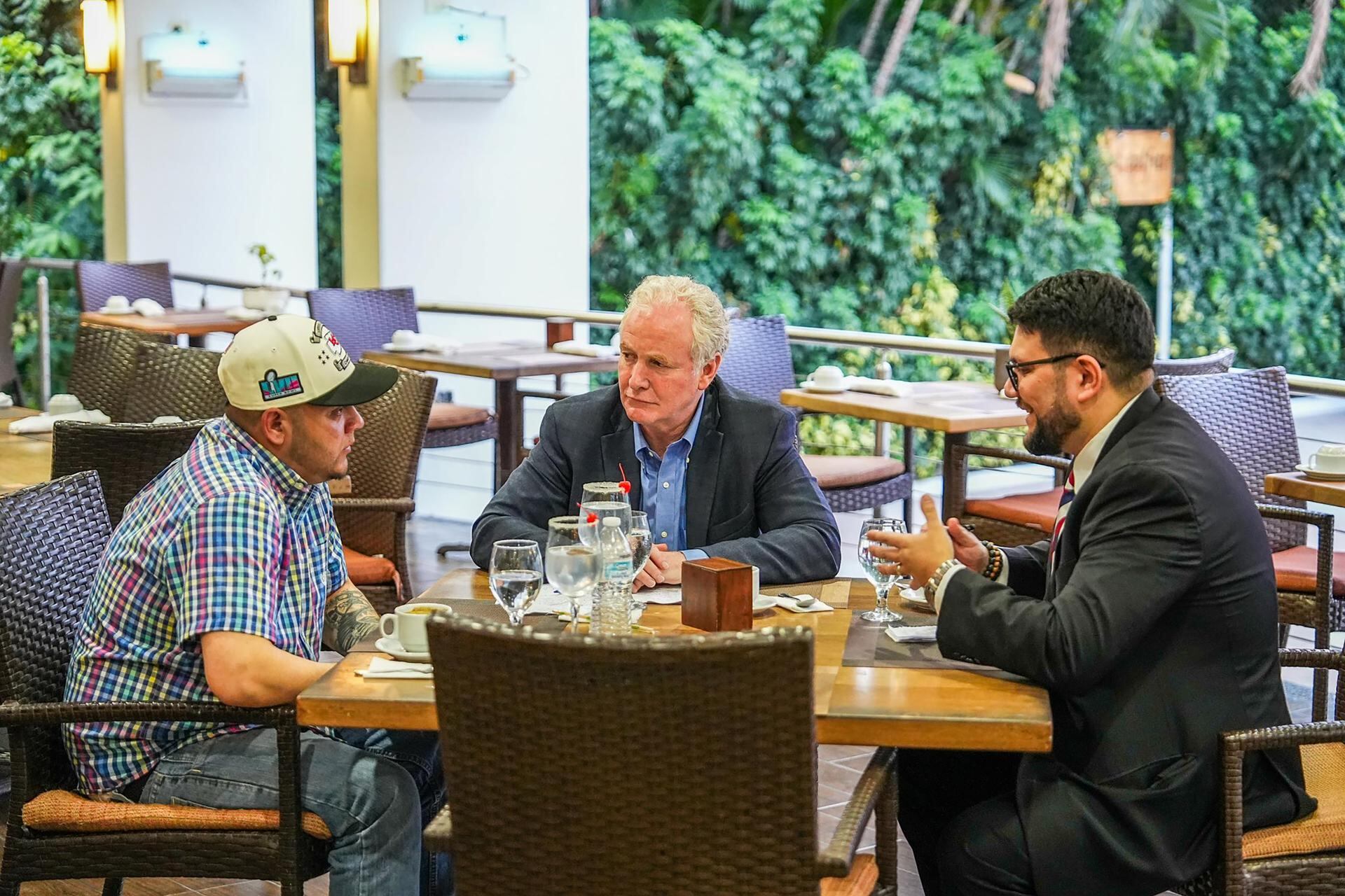 El senador estadounidense Chris Van Hollen logró reunirse con Kilmar Ábrego García el jueves en San Salvador. (EFE/EPA/Nayib Bukele X)