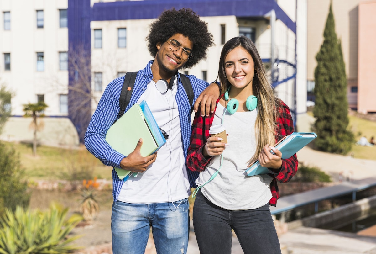 Los jóvenes no verán afectada sus educación por problemas económicos, gracias al programa universitario gratuito de Nueva York (Foto: Diseñado por Freepik)