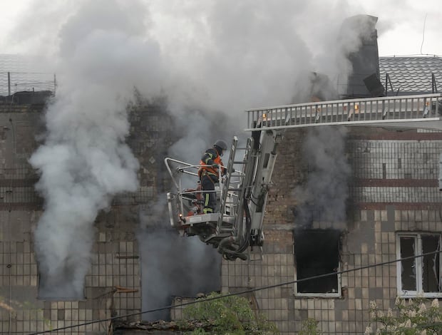 Rescatistas ucranianos que trabajaban en el lugar del ataque con drones impactaron el edificio residencial de varios pisos en Kiev, Ucrania, el 7 de mayo de 2025, en medio de la invasión rusa en curso. EFE/EPA/SERGEY DOLZHENKO
